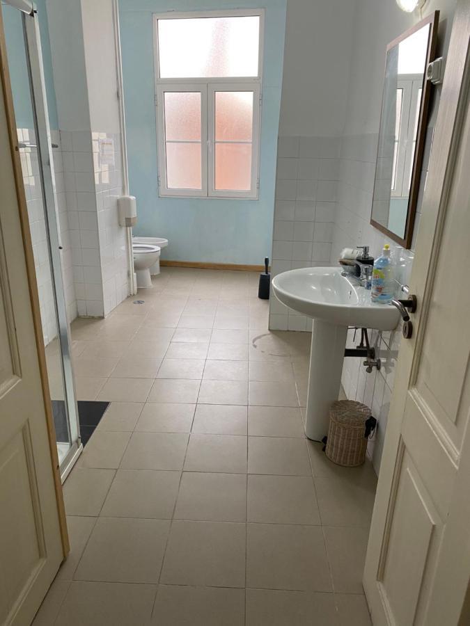 Relax Chiado 3 - Cute Little Double Room With Shared Bathroom Lisbon Exterior photo